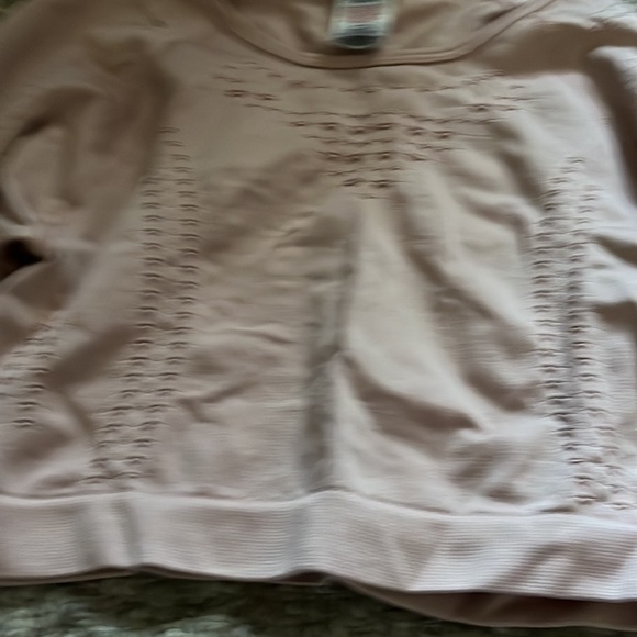 Gymshark Womens size L Glow Long Sleeve Crop Top Light Pink Perforated- EUC - Picture 3 of 5